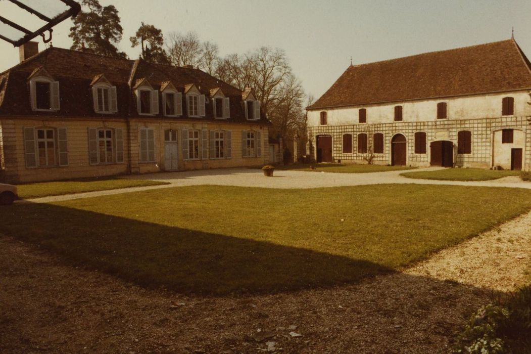 Château : Cour d'honneur, ensemble nord-est, vue générale