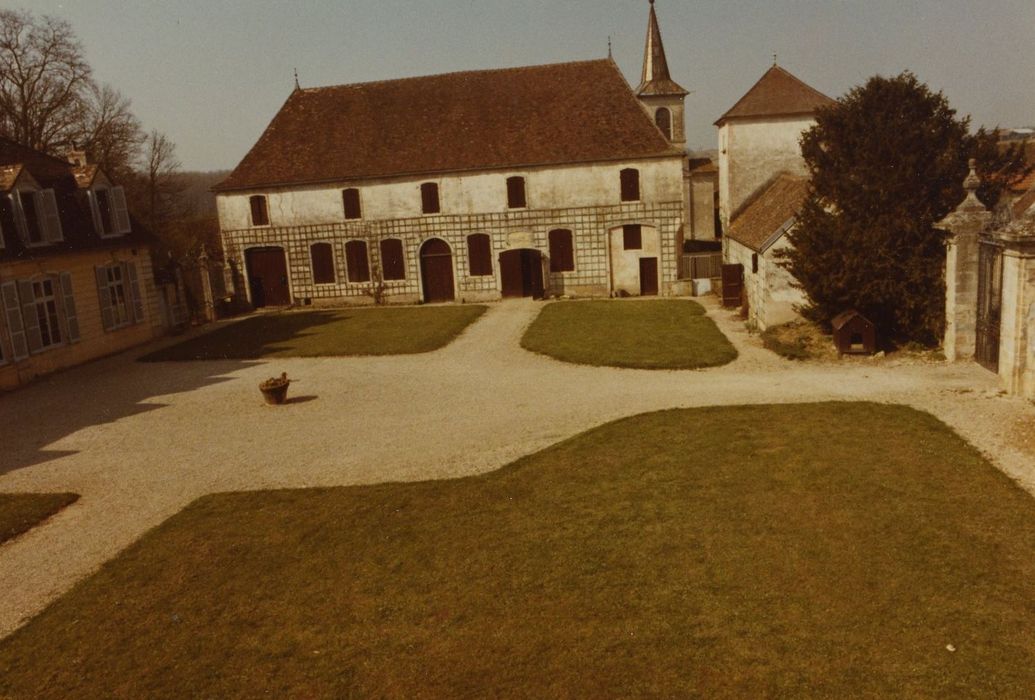 Château : Dépendances ouest, façade est, vue générale