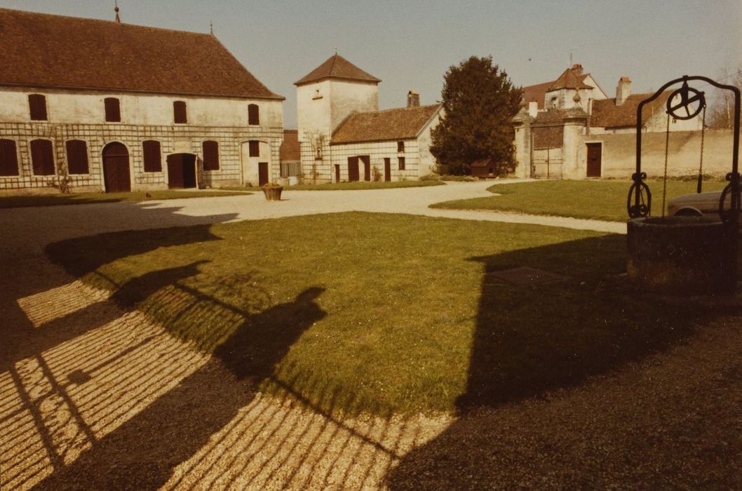 Château : Cour d'honneur, ensemble sud-est, vue générale