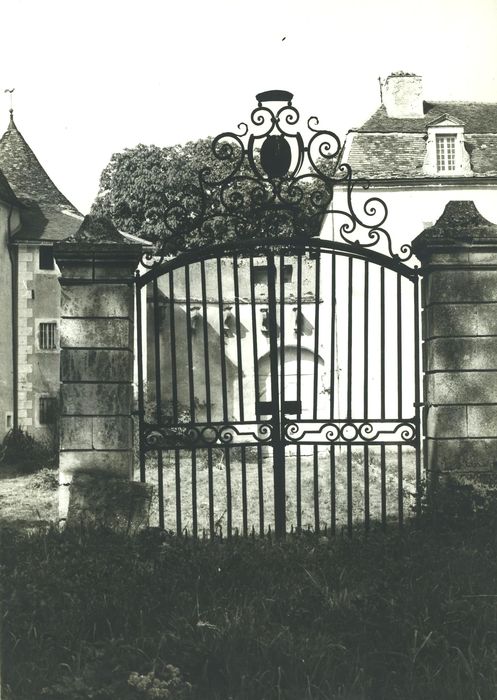 Château : Grilles d'accès sud à la cour intérieure, vue générale