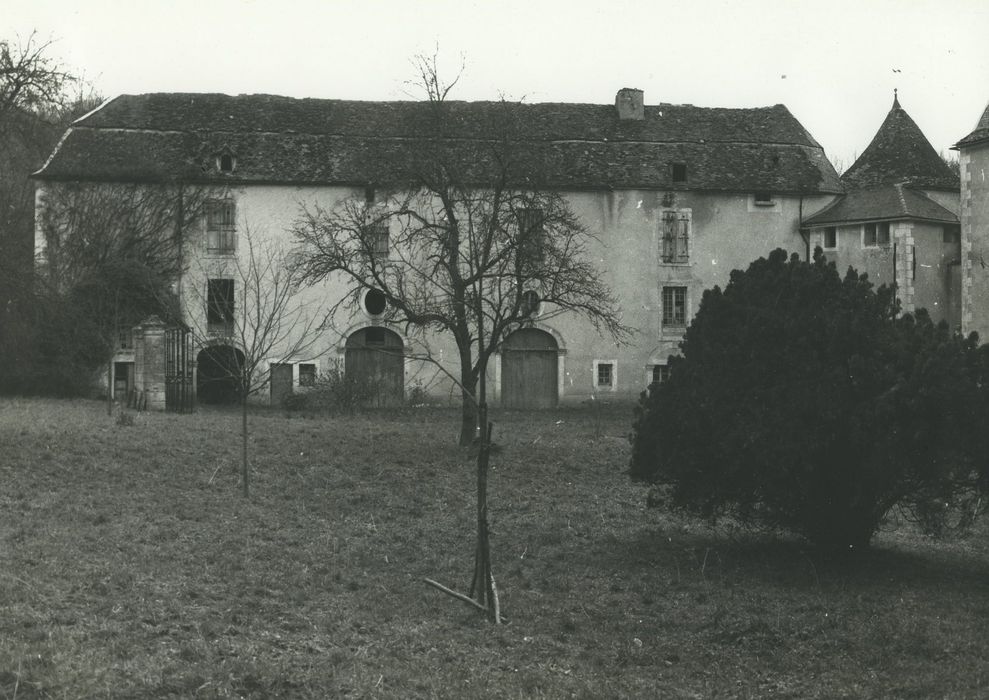 Château : Communs, façade sud-est, vue générale