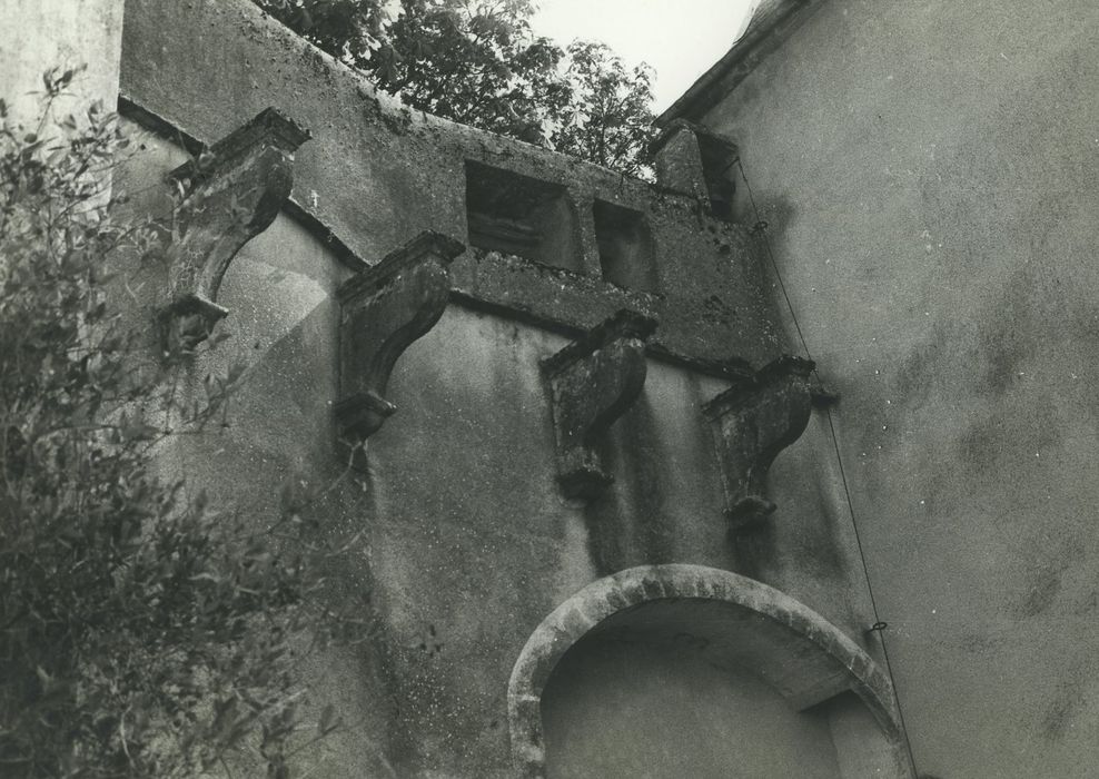 Château : Ancienne porterie, vue partielle