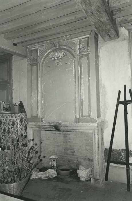 Château : 2e étage, chambre, vue générale de la cheminée