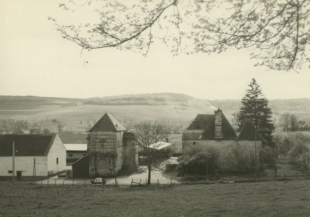 Château de Bouzot (ancien) : Vue générale des bâtiments depuis l'Ouest