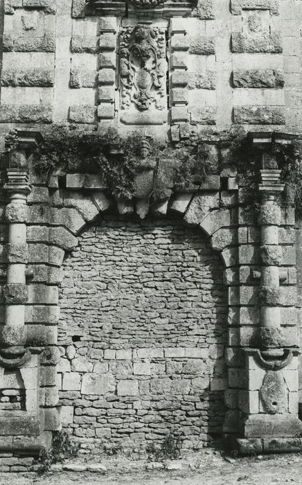 Château de Bouzot (ancien) : Pavillon d'entrée, élévation ouest, vue partielle