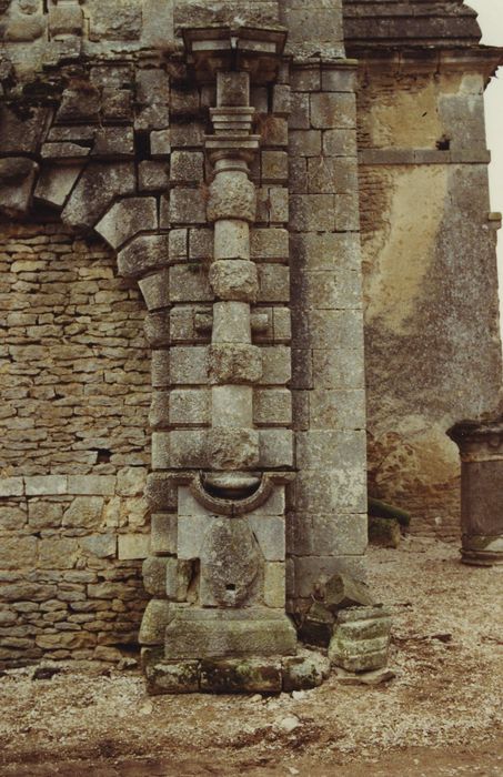 Château de Bouzot (ancien) : Pavillon d'entrée, élévation ouest, vue partielle