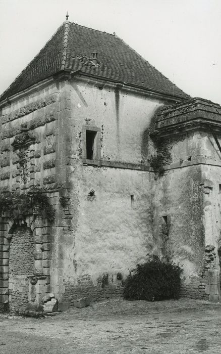 Château de Bouzot (ancien) : Pavillon d'entrée, élévations sud et ouest, vue générale