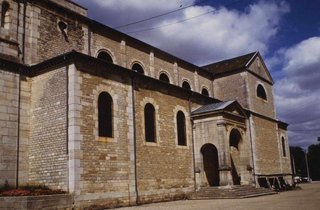 Eglise Saint-Rémy : Façade latérale est, vue générale