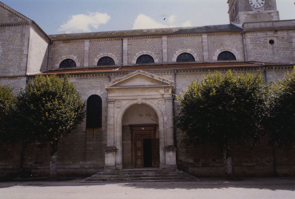 Eglise Saint-Rémy : Façade latérale ouest, vue partielle