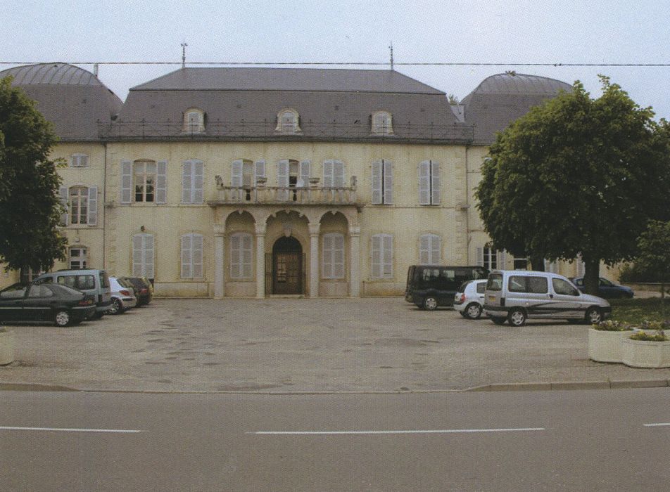 Domaine du Mesnil : Château, façade est, vue partielle