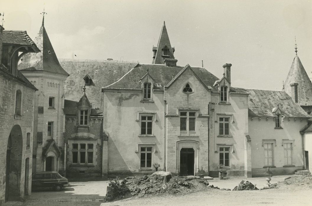 Château de Rocheprise : Cour intérieure, façade est, vue générale