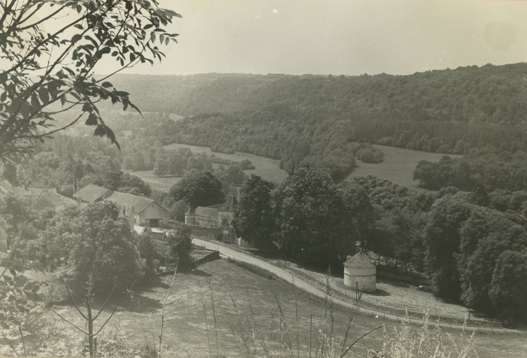 Château de Rocheprise : Vue partielle du château dans son environnement depuis le Nord-Est