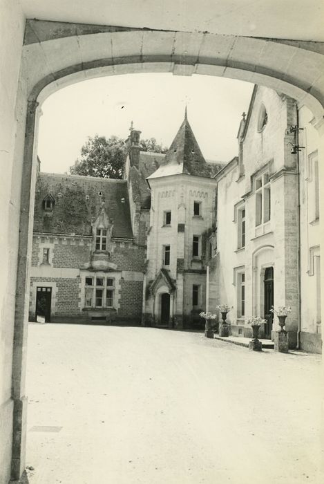 Château de Rocheprise : Cour intérieure, tour d’escalier, angle sud-ouest, vue générale