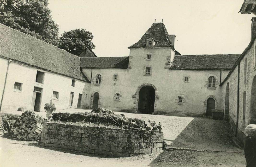 Château de Rocheprise : Cour intérieure, façade ouest, vue générale