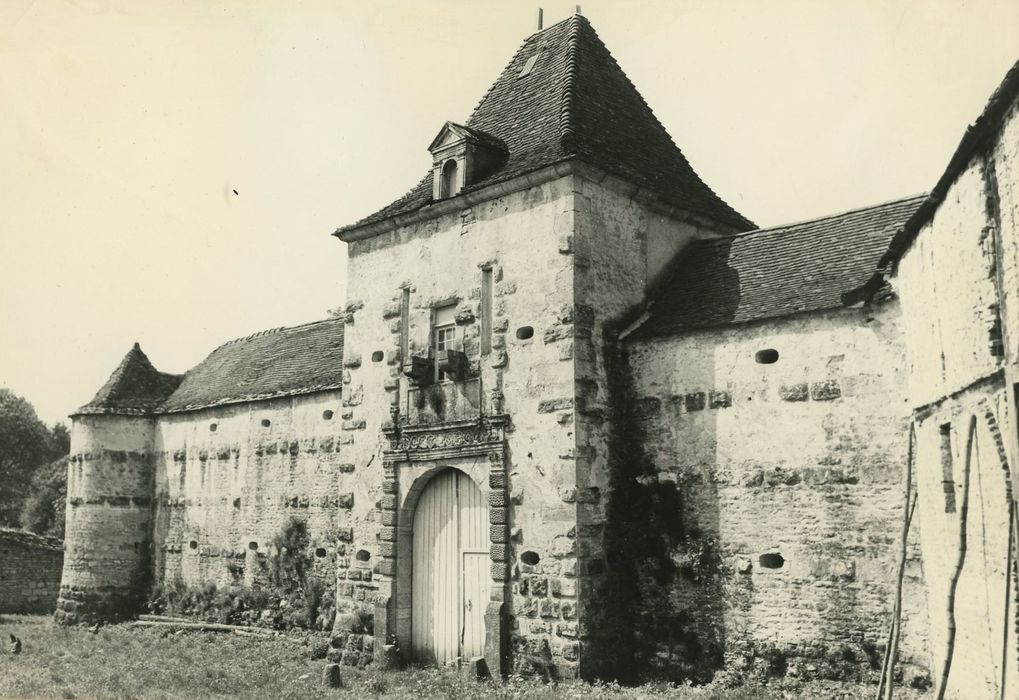 Château de Rocheprise : Façade est de la poterne, vue générale