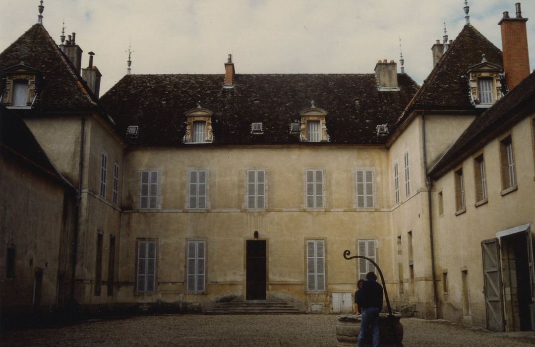 Château : Façade est sur cour, vue générale