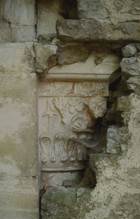 Château : Chapelle, pignon ouest, détail d’un chapiteau encastré dans la maçonnerie