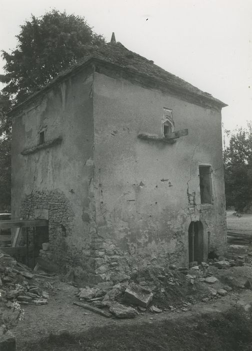 Ancienne Abbaye cistercienne de la Bussière : Colombier, façades sud et ouest, vue générale