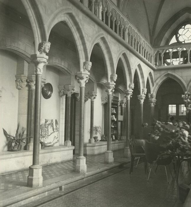 Ancienne Abbaye cistercienne de la Bussière : Ancien réfectoire, vue partielle