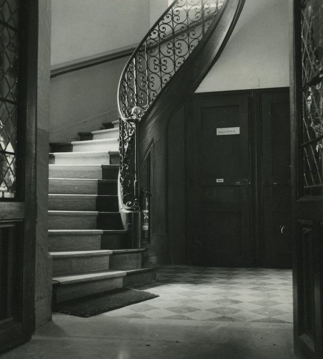 Ancienne Abbaye cistercienne de la Bussière : Aile orientale, escalier, vue partielle