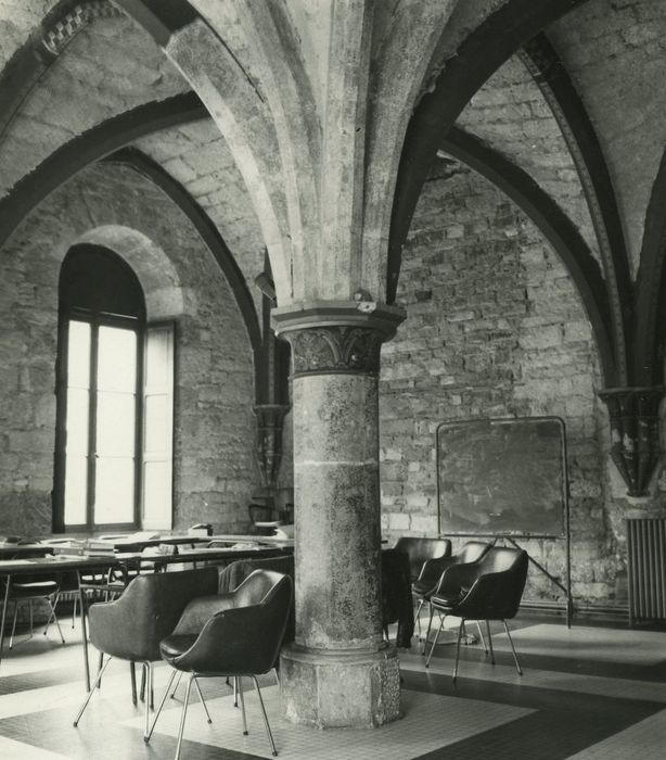 Ancienne Abbaye cistercienne de la Bussière : Aile orientale, ancienne salle des moines ou ancien chauffoir, vue partielle