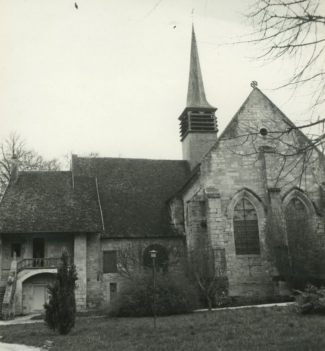 Ancienne Abbaye cistercienne de la Bussière : Eglise abbatiale, chevet, vue générale