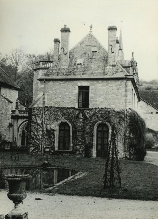 Ancienne Abbaye cistercienne de la Bussière : Bâtiments conventuels, façade sud de l’’ancienne salle des moines