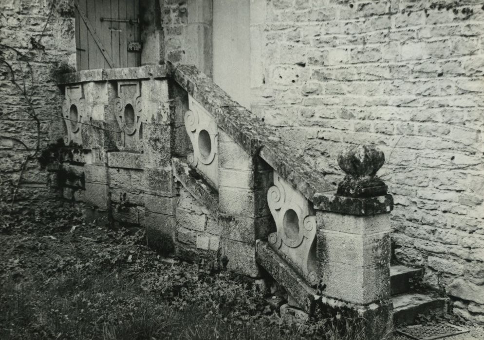 Ancienne Abbaye cistercienne de la Bussière : Bâtiments annexes, détail de la rampe d’escalier