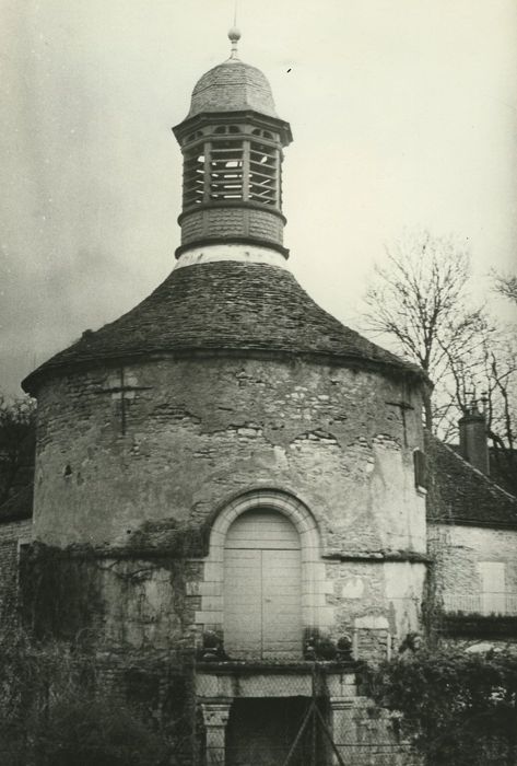 Ancienne Abbaye cistercienne de la Bussière : Pigeonnier, vue générale