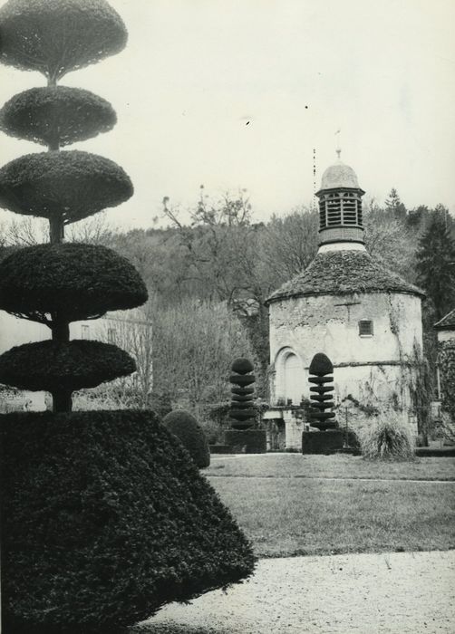 Ancienne Abbaye cistercienne de la Bussière : Pigeonnier, vue générale