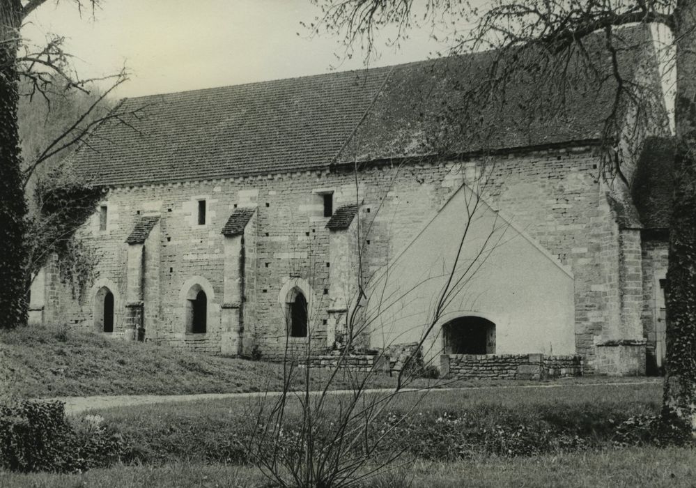 Ancienne Abbaye cistercienne de la Bussière : Cellier, façade est, vue générale