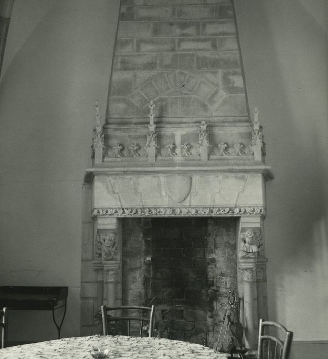 Ancienne Abbaye cistercienne de la Bussière : Ancien réfectoire, cheminée, vue générale