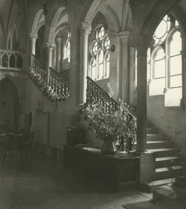 Ancienne Abbaye cistercienne de la Bussière : Ancien réfectoire, escalier monumental, vue générale