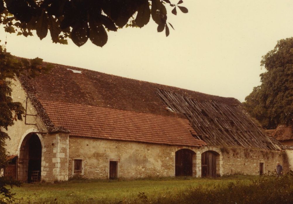 Grange dîmière de l'Oizerolle : Mur gouttereau est, vue générale