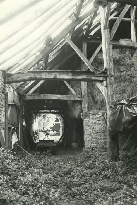 Grange dîmière de l'Oizerolle : Vue interne en direction de l’entrée sud, vue générale