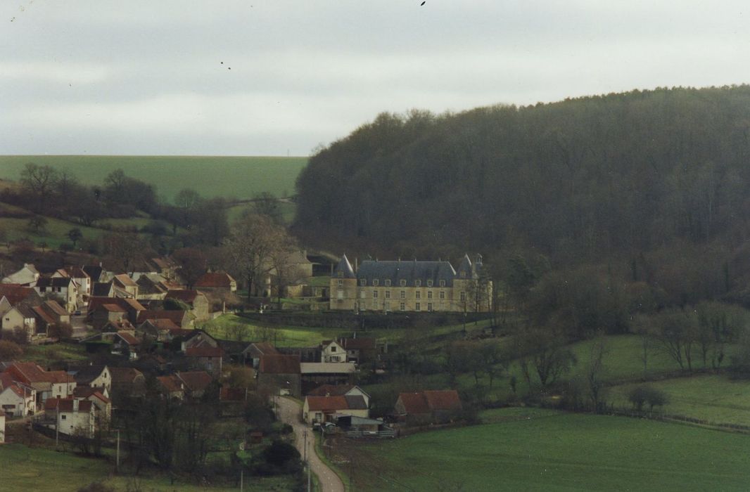 Domaine du château de Bussy-Rabutin : Vue générale du château dans son environnement depuis le Nord