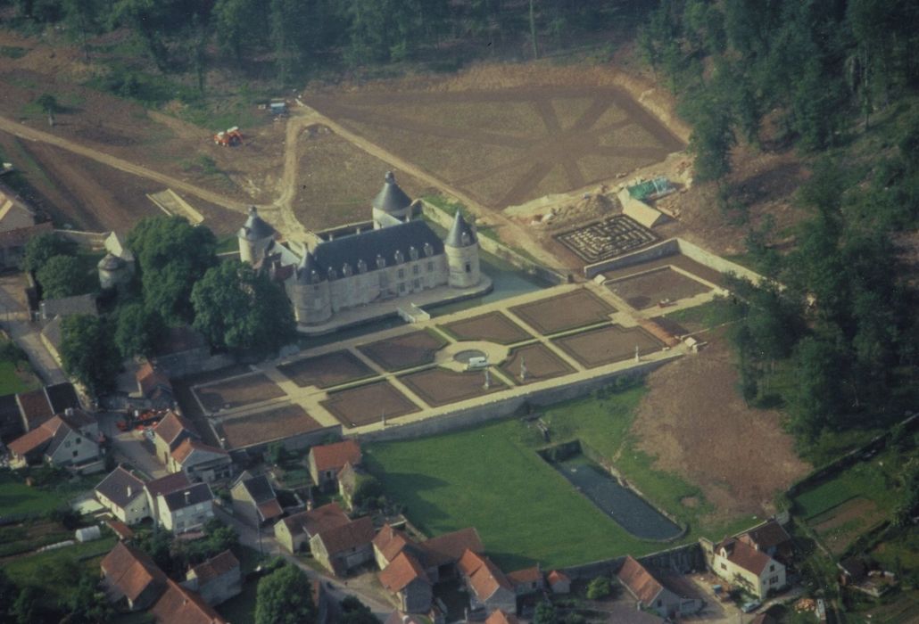 Domaine du château de Bussy-Rabutin : Vue aréienne du château