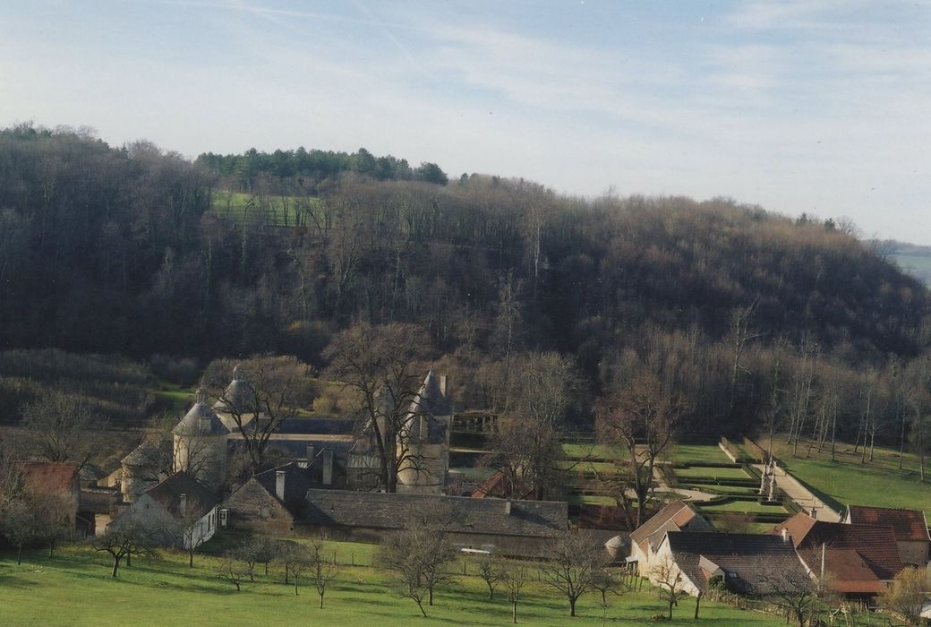 Domaine du château de Bussy-Rabutin : Vue générale du château dans son environnement depuis l’Est