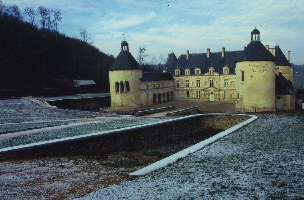 Domaine du château de Bussy-Rabutin : Château, ensemble sud, vue générale