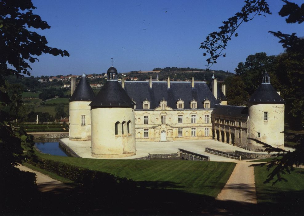 Domaine du château de Bussy-Rabutin : Château, ensemble sud, vue générale