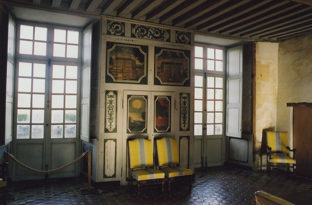 Domaine du château de Bussy-Rabutin : Château, rez-de-chaussée du corps principal, salle des devises, vue partielle