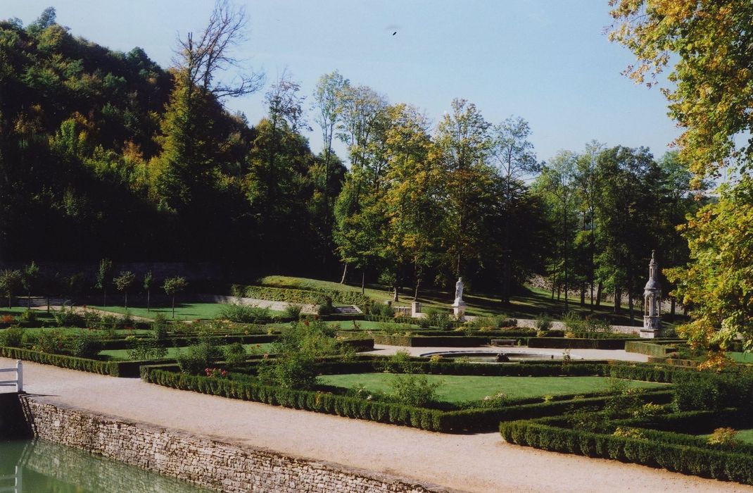 Domaine du château de Bussy-Rabutin : Jardins nord, vue partielle