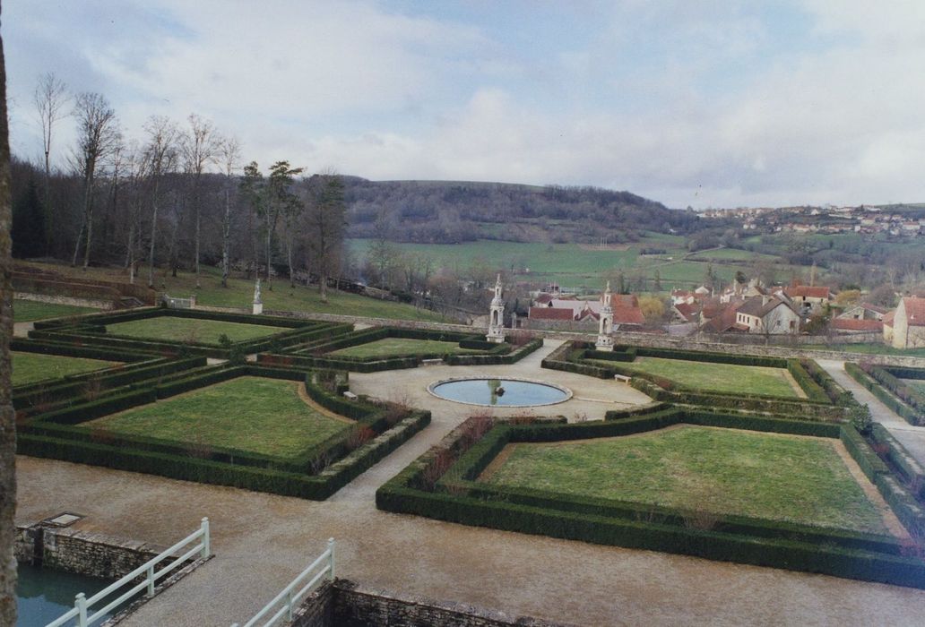 Domaine du château de Bussy-Rabutin : Jardins nord, vue partielle