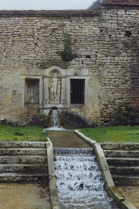 Domaine du château de Bussy-Rabutin : Jardins, fontaine de Nymphe, vue générale