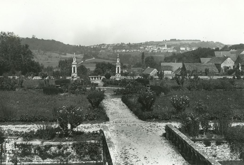 Domaine du château de Bussy-Rabutin : Jardins nord, vue partielle