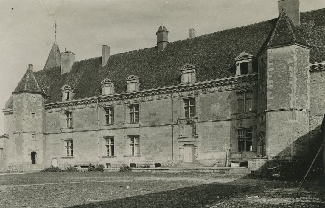 Château : Façade ouest, vue générale