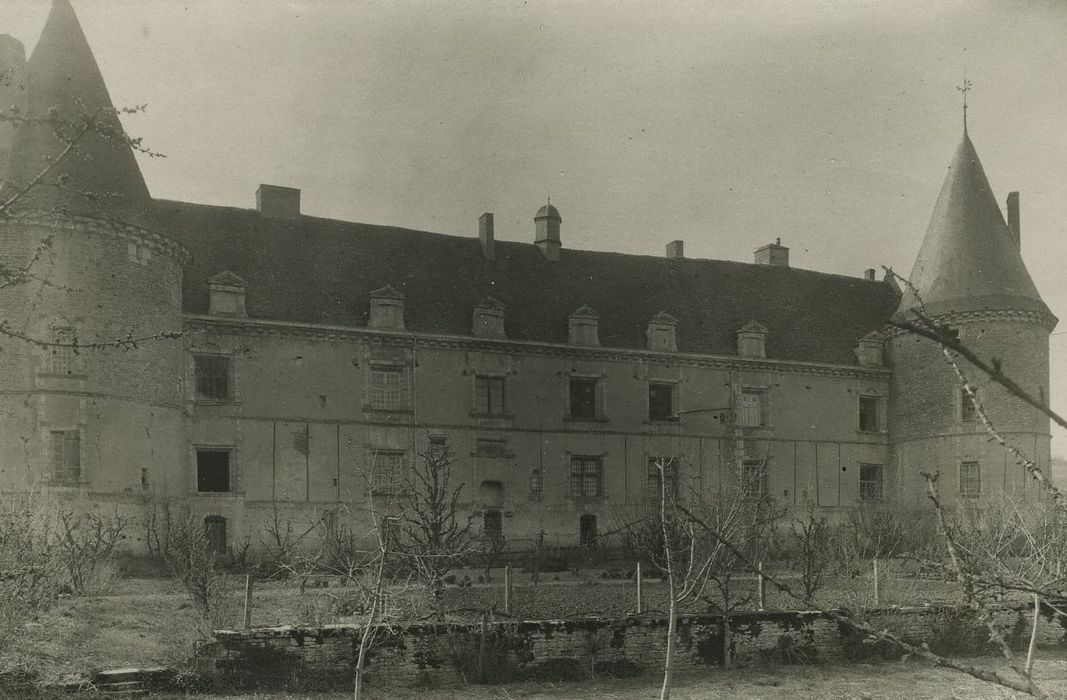 Château : Façade est, vue générale