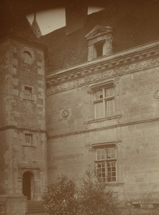 Château : Façade ouest, vue partielle