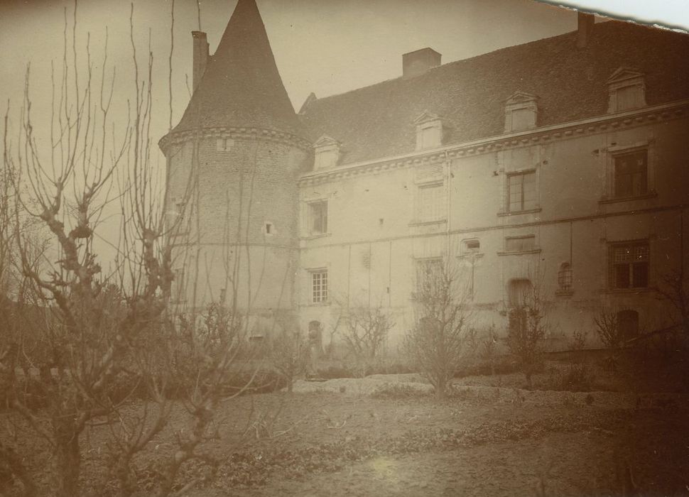 Château : Façade est, vue partielle