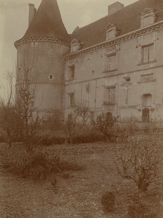 Château : Façade est, vue partielle